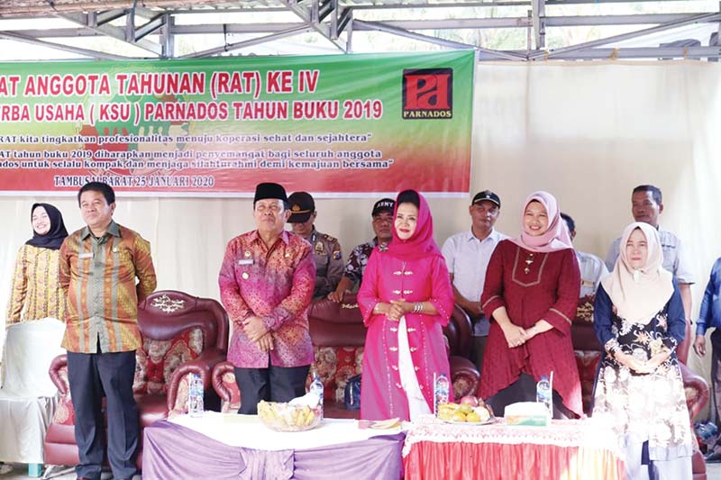 HADIRI RAPAT: Bupati Rohul H Sukiman didampingi Sekda Rohul H Abdul Haris SSos MSi menghadiri rapat anggaran tahunan KSU Parnados tahun buku 2019 di Dusun Bondar, Desa Tambusai Barat, Kecamatan Tambusai, Sabtu (25/1/2020). (humas pemkab rohul)