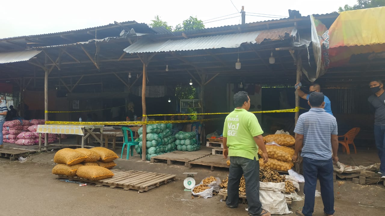 Garis Polisi melintang di Pasar Terminal Akap di salah satu warung pedagang yang dirampok Kamis (18/6/2020) dinihari.(SOFIAH/RIAUPOS.CO)