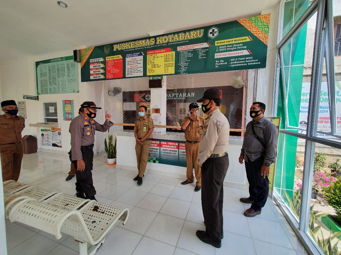 Petugas Kepolisian saat melakukan pengecekan protokol kesehatan Covid 19 di Puskesmas Kotabaru, Kecamatan Keritang, Rabu (2/9/2020).(POLRES INHIL FOR RIAUPOS.CO)