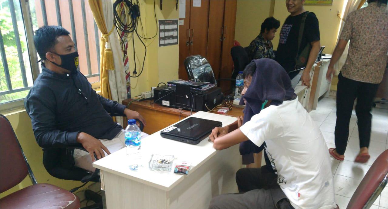 Seorang lelaki yang diduga terlibat sebagai pelaku pembuang bayi di Hulu Kuantan sedang menjalani pemeriksaan di Polres Kuansing, Jumat (24/7/2020).(MARDIAS CAN/RIAUPOS.CO)