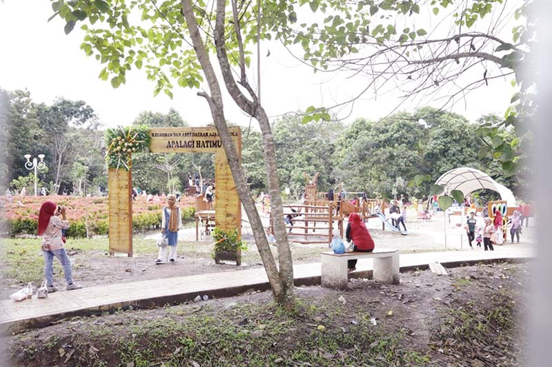 HUTAN KOTA: Hutan Kota Pasirpangaraian dikunjungi masyarakat baik lokal maupun  luar Rokan Hulu dan terjadi peningkatan kunjungan di momen hari libur sekolah, Ahad (29/12/2019). (ENGKI PRIMA PUTRA/RIAU POS)