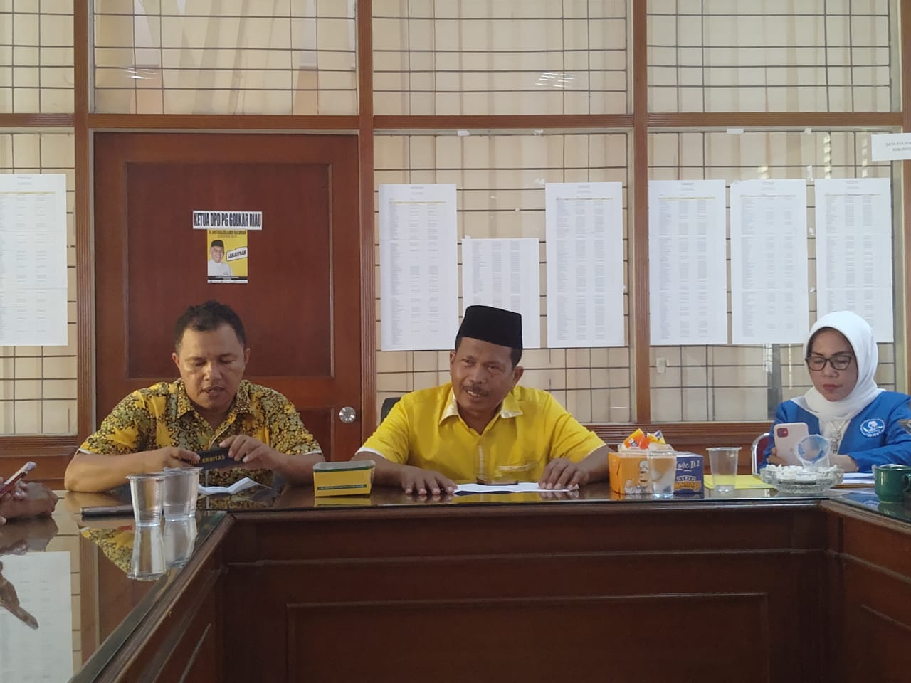 Ketua SC Musda DPD I Golkar Riau, Masnur (tengah) didampingi Hj Maryenik Yanda(kanan) saat memaparkan mekanisme penjaringan calon Ketua DPDI Golkar Riau, Rabu 26/2-2020. FOTO SOLEH SAHPUTRA/RIAUPOS.CO)