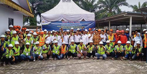 SERTIFIKASI: Kepala Balai Jasa Konstruksi Wilayah I Banda Aceh Yusuf Rachman foto bersama dengan pengurus dan asesor LPJK serta peserta sertifikasi terhadap tenaga kerja di proyek jalan tol Pekanbaru-Dumai, beberapa waktu lalu. (LPJK PROVINSI RIAU POS FOR
