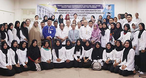 FOTO BERSAMA: Para civitas akademika Magister Kesmas STIKes Hang Tuah Pekanbaru foto bersama dengan para mahasiswa baru, Jumat (7/9/2018).  (HUMAS STIkes HANG TUAH FOR RIAU POS)