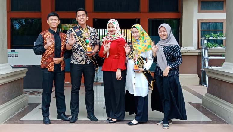 FOTO BERSAMA: Wakil Ketua III STIKes Hang Tuah Pekanbaru Novita Rany SKM MKes (tiga kanan) foto bersama dengan juara Duta GenRe Kota Pekanbaru dan pengurus PIK Maha, Kamis (28/3/2019).