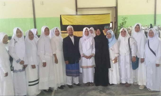 FOTO BERSAMA: Ketua Himpaudi Kecamatan Rumbai Nelmawati (enam kanan), Gusdianto SPd (tujuh kanan) beserta pengelola lembaga PAUD, KB, TPA dan SPS foto bersama usai melaksanakan kegiatan manasik haji dalam rangka peringatan Idul Adha 1439 H dan tahun baru