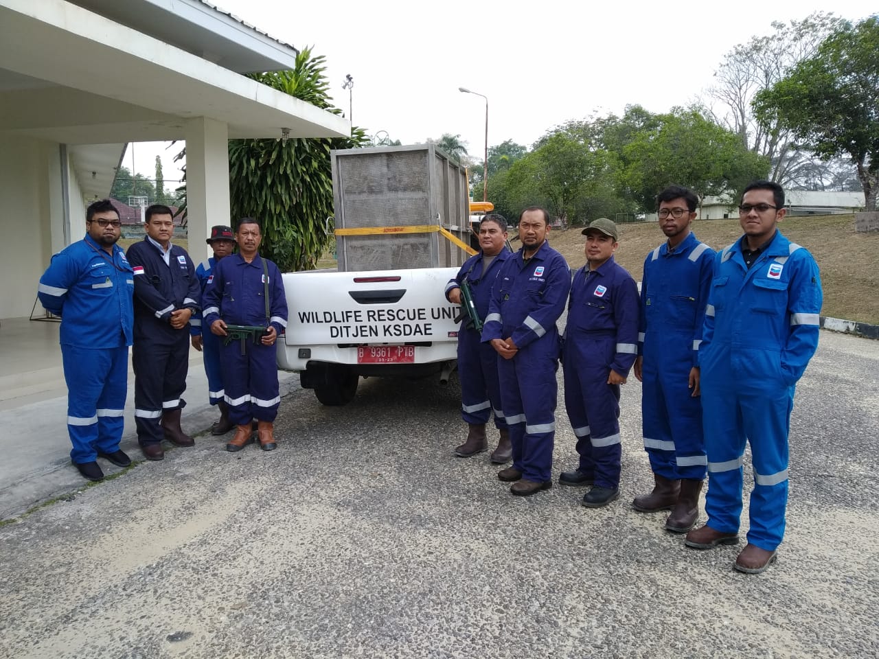 Tim BKKSDA dan pekerja PT Chevron menuju ke lokasi kemunculan Harimau Sumatera, Rabu (7/8).  HUMAS BBKSDA RIAU FOR RIAUPOS.CO)