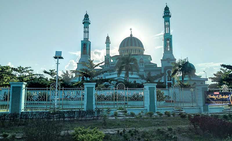 MEGAH: Megahnya Masjid Al-MananÂ  yang terletak di Jalan Soekarno-Hatta Dumai, menjadi kebanggaan masyarakat dalam beribadah. Foto diambil beberapa hari lalu. (HASANAL BULKIAH/RIAU POS)