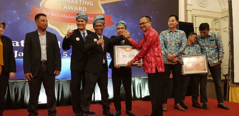 Dari kanan pakai tanjak, Supervisor Pelayanan dan Administrasi ULP Kota Barat Andri Van Anugerah, Manager Bagian Pemasaran Pelanggan PLN UP3 Pekanbaru Muchsis serta Supervisor Pemasaran Andico Bestari menerima penghargaan Silver Best Volume Unit dan Bronz