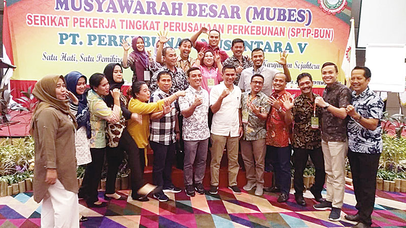 FOTO BERSAMA: Pengurus Serikat PTPN V periode 2019-2024 foto bersama di Hotel The Zuri, beberapa waktu lalu.(HUMAS PTPN V for riau pos)