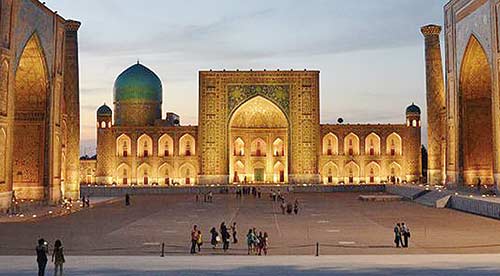 MEMBUKA DIRI: Uzbekistan, yang selama ini dikenal sebagai negara tertutup dengan kebebasan individu yang terbatas, sekarang membuka dirinya. Terlihat salah satu bangunan masjid megah yang ada di negara pecahan Uni Soviet tersebut.