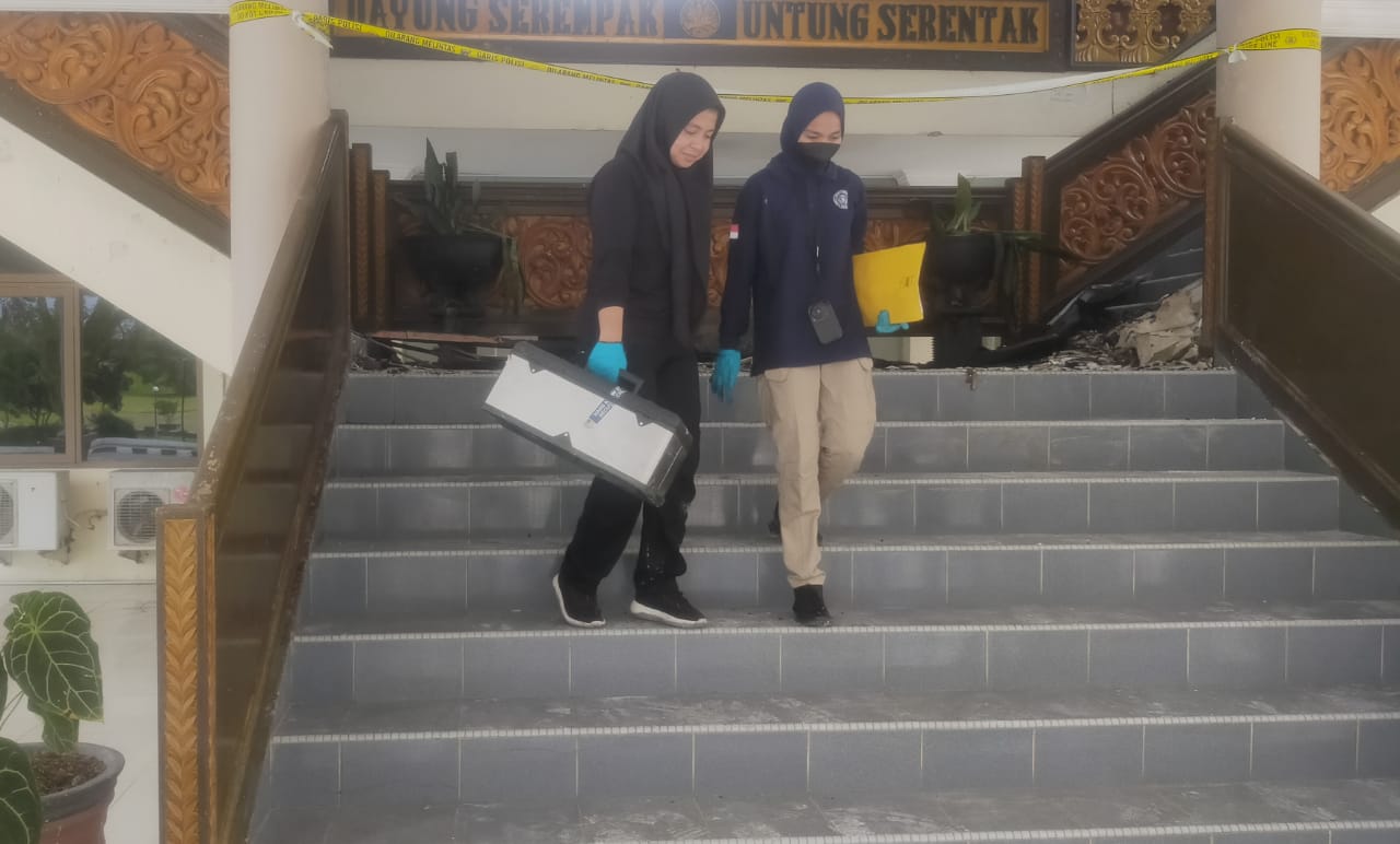 Tim Bidllabfor Polda Riau saat membawa sejumlah barang bukti paska kebakaran dari lantai dua Gedung DPRD Inhu, Rabu (18/1/2023).