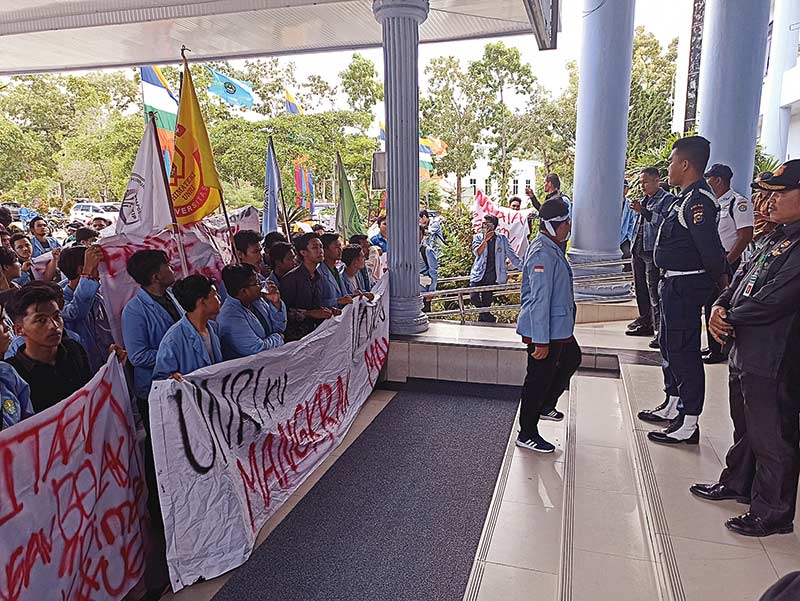 GELAR AKSI: Ratusan mahasiswa Universitas Riau (Unri) menggelar aksi demo menyampaikan aspirasi dan tuntutan di Gedung Rektorat Unri, Senin (24/2/2020).(Dofi Iskandar/riau pos)