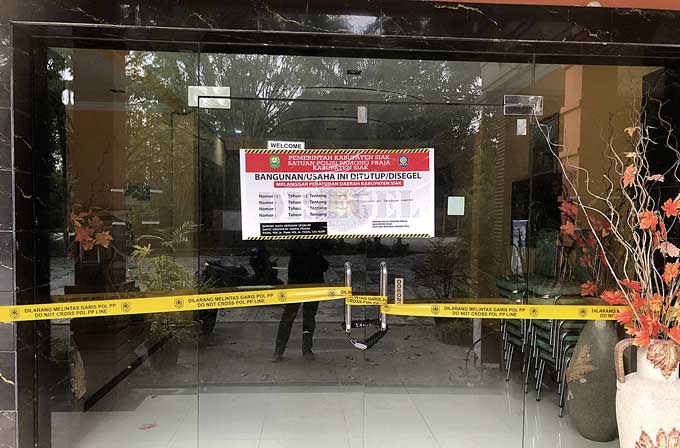 Pihak Satpol PP menyegel pintu kaca Hotel GR,  Kamis (5/1/2023).
