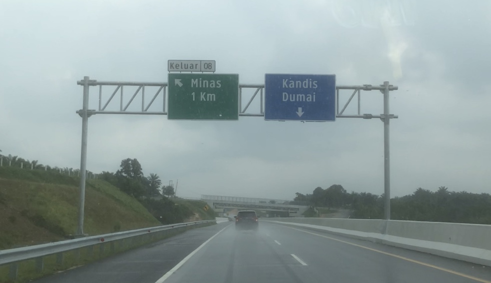 Tiga lajur dalam satu jalur ruas jalan tol Pekanbaru-Dumai, pengendara diminta menaati peraturan lalu lintas dengan mengikuti seluruh rambu-rambu yang terpasang.(EGP/RIAUPOS.CO)