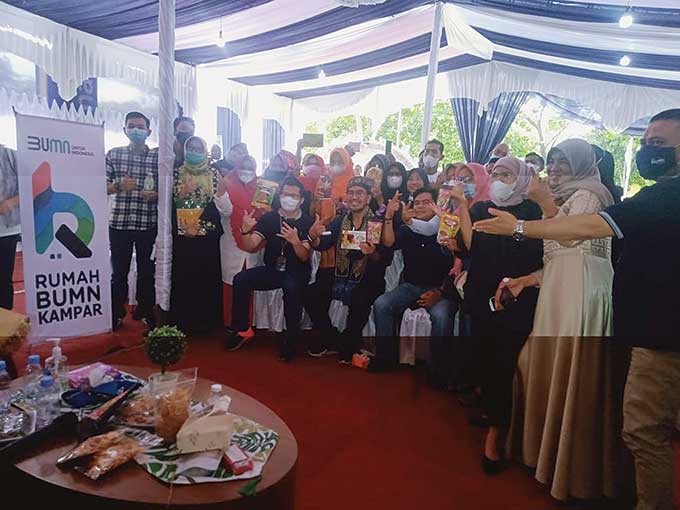 Staf Khusus Menteri BUMN Arya Sinulingga dan Pimpinan Bank Mandiri Cabang Bangkinang Muhammad Rizki Dwi AnugerahÂ foto bersama para pelaku UMKM binaan Rumah BUMN di Kantor Bank Mandiri Cabang Bangkinang, Kamis (6/1/2022).