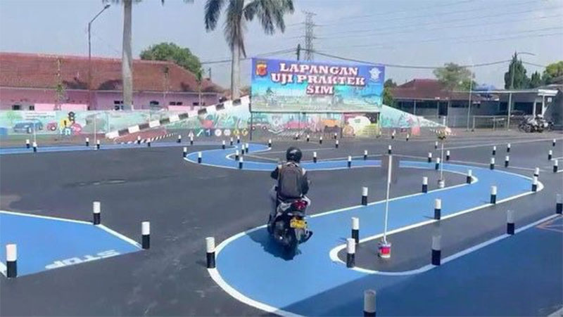 Pelaksanaan ujian praktik SIM C tanpa metode zig-zag dan angka delapan.