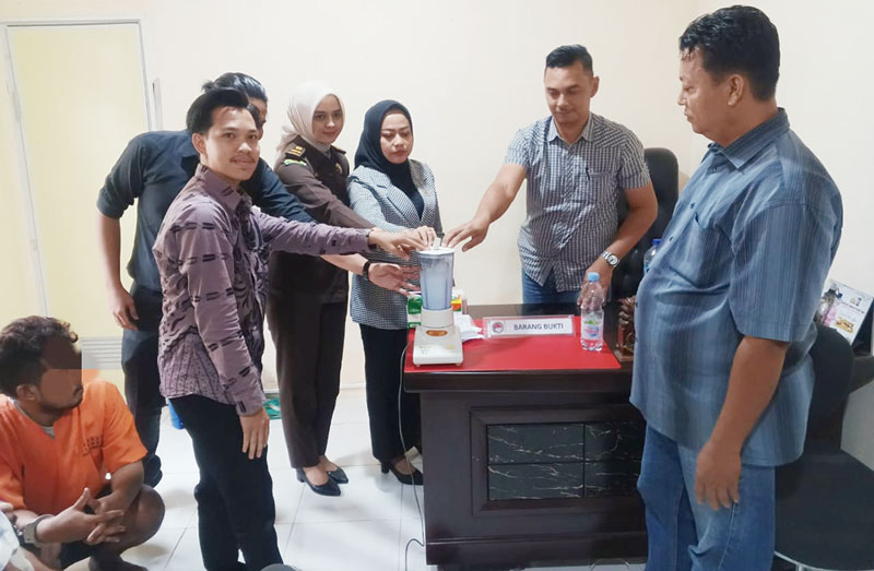 Satnarkoba Polres Kampar melaksanakan pemusnahan barang bukti narkoba jenis sabu-sabu dengan cara diblender di Mapolres Kampar, Bangkinang, Selasa (14/11/2023).