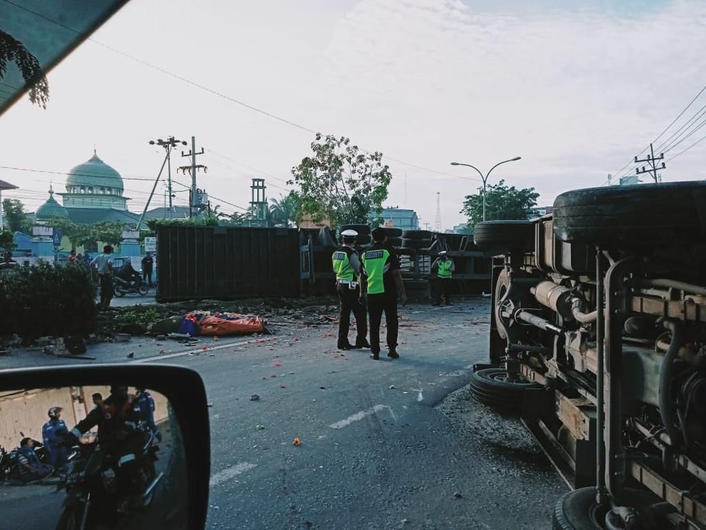 Kecelakaan lalu lintas (lakalantas) maut yang terjadi di Jalan Hang Tuah, Duri mengamibatkan korban meninggal dunia akibat terjepit di bawah Box Kontainer, Senin (13/6/2022).
