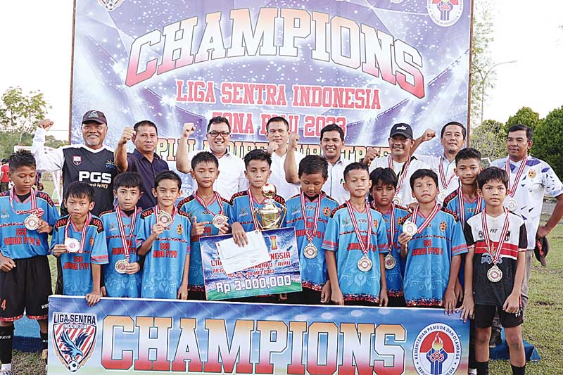 Anak-anak kebun SSB PTPN V foto bersama usai menjuarai Liga Sentra Indonesia Regional Riau dan berhak mewakili Provinsi Riau di putaran nasional yang berlangsung di Cirebon, Jawa Barat pada medio Juni, beberapa hari lalu.