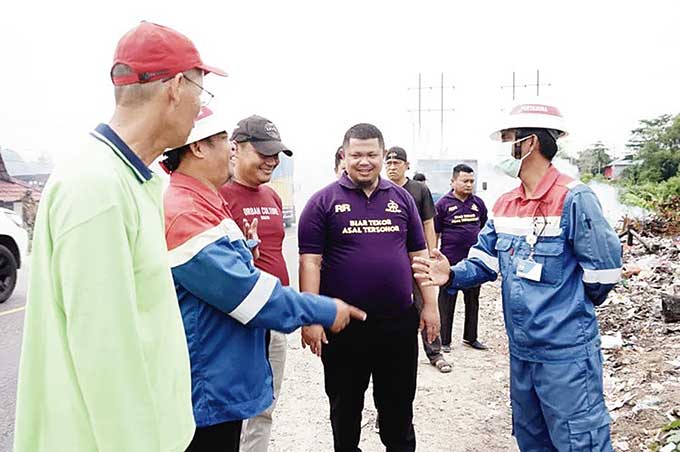Camat Mandau Riki Rihardi ikut gotong royong (goro) bersama warga Kelurahan Talang Mandi di Jalan Wonosobo Sebanga, Sabtu (11/6/2022).