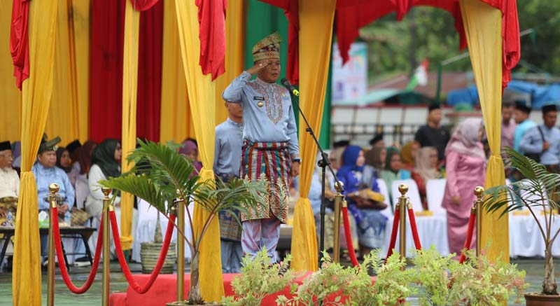 Pelaksana tugas (Plt) Bupati Kepulauan Meranti H Asmar memimpin apel peringatan Hari Jadi ke-15 Kabupaten Kepulauan Meranti di Selatpanjang, Selasa (19/12/2023).