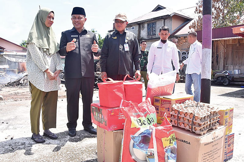Wabup Bengkalis H Bagus Santoso menyerahkan bantuan sembako kepada korban kebakaran di Desa Sebaok, Kecamatan Bengkalis, Rabu (25/10/2023).