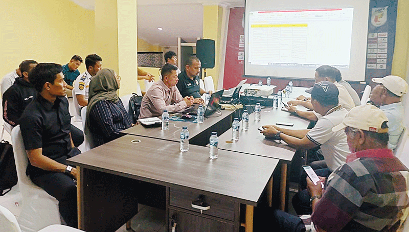 Ketua Panitia Laga Kandang PSPS Yurikha Herian Danni memimpin rapat persiapan laga kandang PSPS di Stadion Kaharuddin Nasution, Rumbai, Pekanbaru, Senin (19/9/2023).