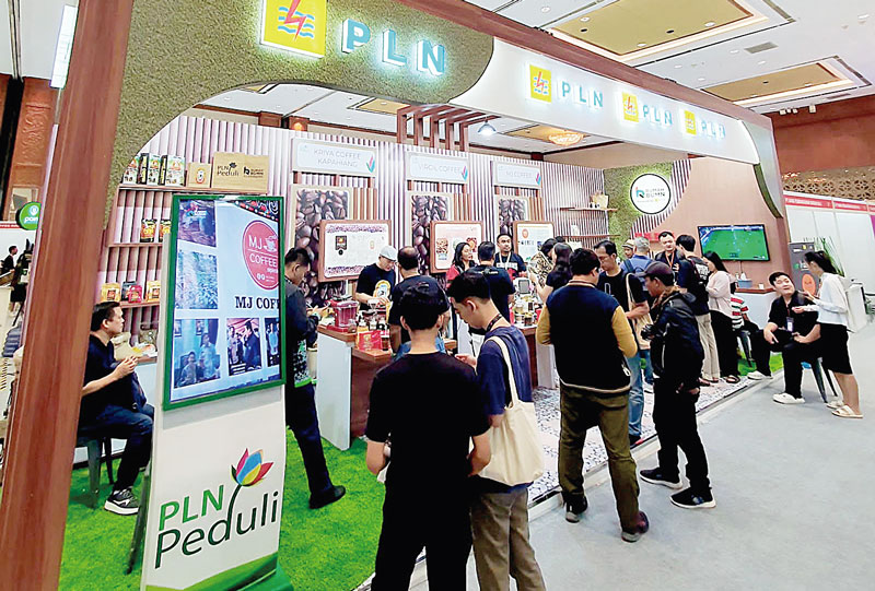 Booth Usaha Mikro Kecil Menengah (UMKM) mitra binaan Rumah BUMN PLN yang berhasil menarik minat banyak pengunjung di Indonesia Premium Coffee Expo & Forum 2023.
