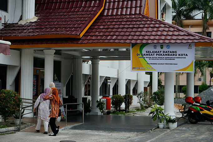 Masyarakat mendatangi Kantor Samsat Pekanbaru Kota yang baru di Jalan Gajah Mada yang sebelumnya merupakan Kantor KONI Riau, Selasa (2/8/2022). Posisi Kantor Samsat baru ini berada di depan kantor lama.