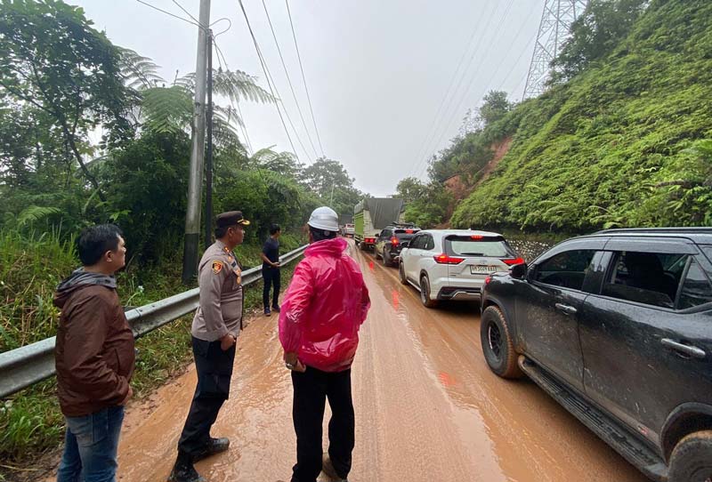 Kapolres Limapuluh Kota AKBP Ricardo Condrat Yusuf beserta jajaran mengecek arus lalu lintas Sumbar-Riau di KM 17-35, Jorong Simpang Tiga, Nagari Koto Alam, Kecamatan Pangkalan, Kabupaten Limapuluh Kota, Sumatera Barat, Rabu (27/12/2023). Foto kanan, petu