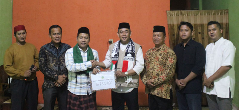 Ketua Umum KAPDHÂ Ahmad Royhan Qodri (tiga kiri) menyerahkan donasi kepadaÂ Wakil Ketua l Baznas Riau Yahanan, Sabtu (25/11/2023) malam.