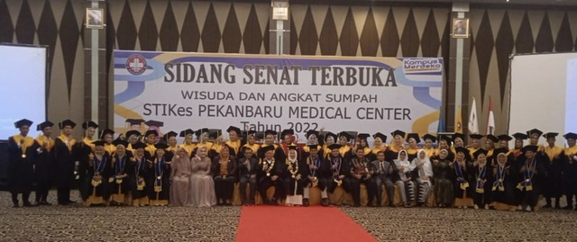 Puluhan wisudawan/i Stikes PMC Pekanbaru terlihat foto bersama usai menyelenggarakan wisuda di Hotel Pangeran Pekanbaru, Selasa (1/11/2022).
