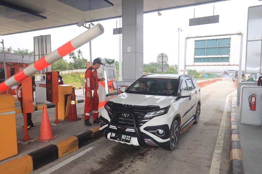 Salah satu pengguna Tol Pekanbaru-Dumai melakukan tapping di Gerbang Pekanbaru, beberapa waktu lalu.