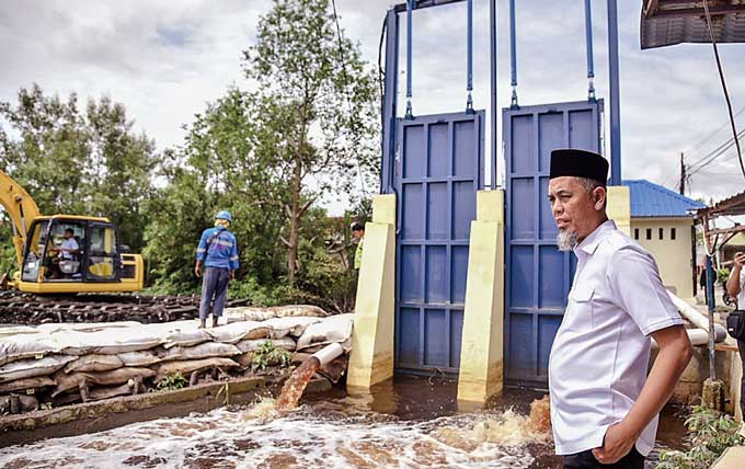 Wali Kota Dumai H Paisal didampingi Plt Kadis PUPR Reza Pahlefi meninjau pembangunan pintu air di sejumlah lokasi, Rabu (25/1/2023).
