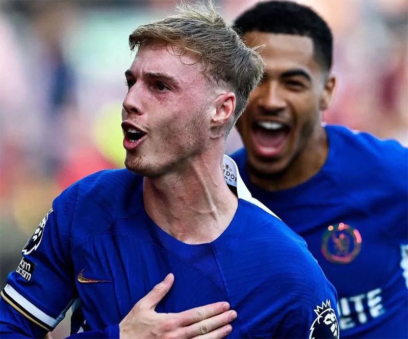 Pemain Chelsea, Cole Palmer merayakan golnya ke gawang Burnley. 