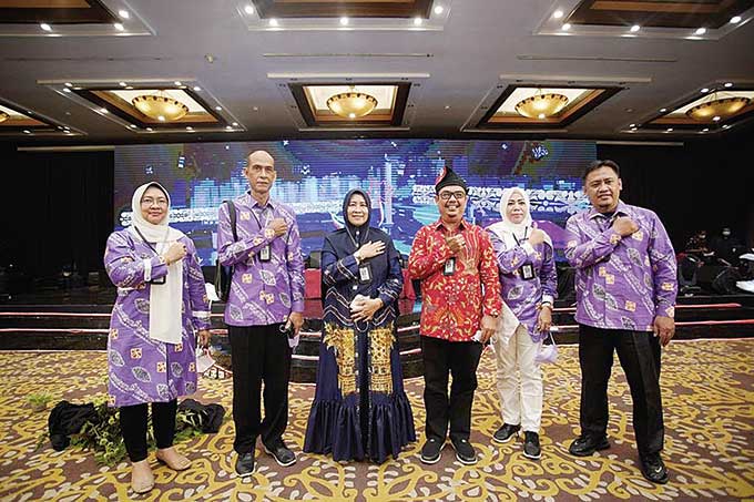Ketua Forum Kabupaten/Kota Sehat (KKS) Indragiri Hilir (Inhil) Hj Zulaikhah Wardan foto bersama dalam Event Internasional Pertama, Summit Seminar dan Ekspo Kabupaten dan Kota Sehat Indonesia 2022 di Semarang, Jawa Tengah (Jateng), Senin (28/3/2022).