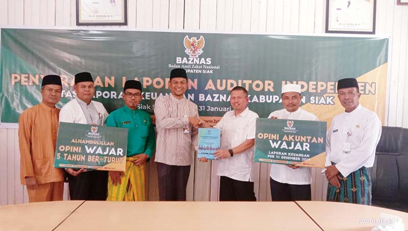 TERIMA PREDIKAT: Pimpinan Baznas Kabupaten Siak H Abdul Rasyid Soeharto Pua Upa menerima predikat tingkat opini wajar dalam laporan keuangan 2019, Jumat (31/1/2020). (humas pemkab siak for riau pos)