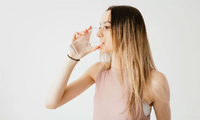 Ilustrasi, minum air putih secara Teratur akan membantu meedakan infeksi ISPA.