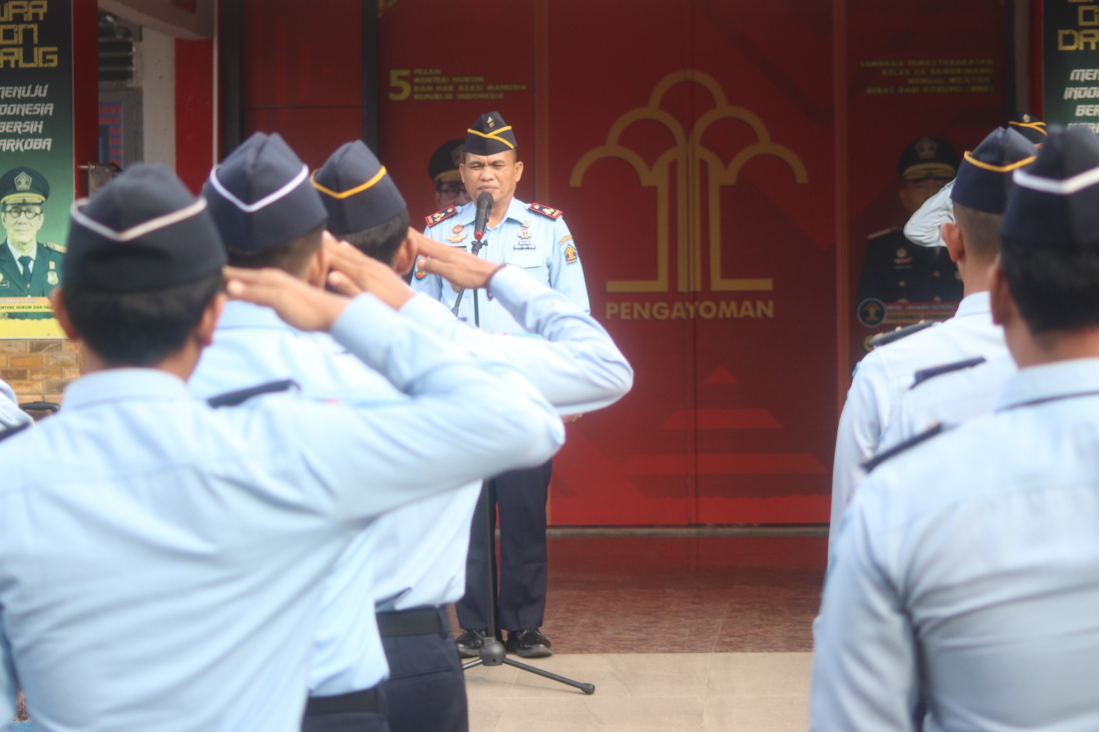 Kepala Lapas Mishbahuddin saat memimpin apel pagi di Lapas Bangkinang, Senin (29/5/2023).