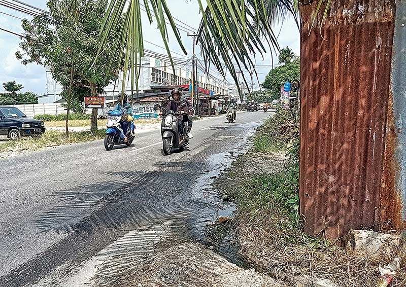 BECEK: Kondisi badan Jalan Kartama Kelurahan Maharatu yang tergenang akibat tidak adanya saluran air yang memadai di lokasi tersebut, Selasa (21/1/2020).(*1/MIRSHAL/RIAU POS)