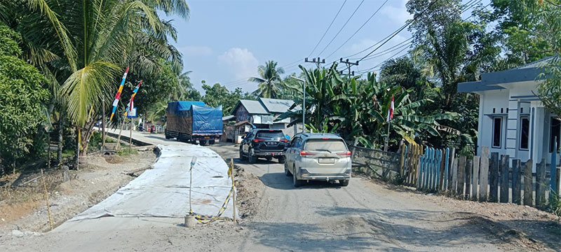Jalan Lintas Baserah-Inuman rusak parah dan tengah pembangunan rigit beton, Kamis (10/8/2023).