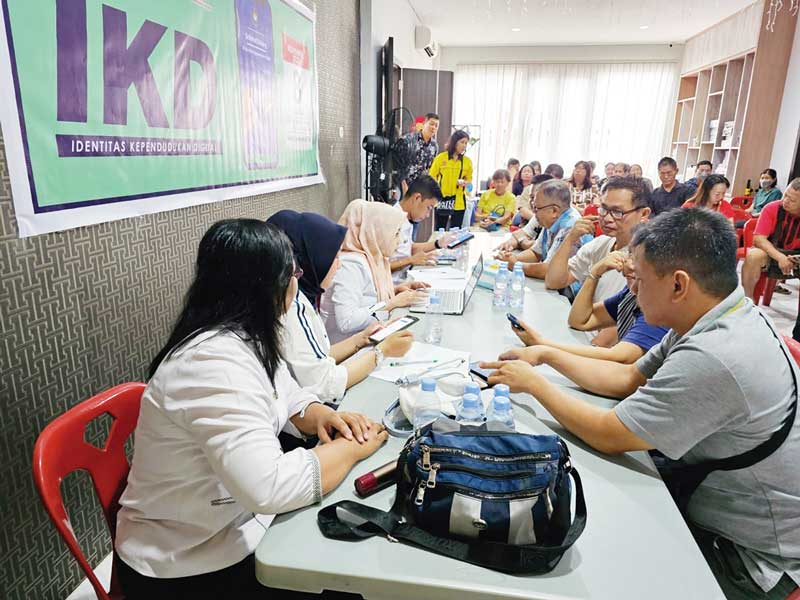 Masyarakat antusias mengikuti kegiatan registrasi IKD di Gedung Serbaguna IKPTB, Jalan Karya Indah, Jumat (10/11/2023).Â 