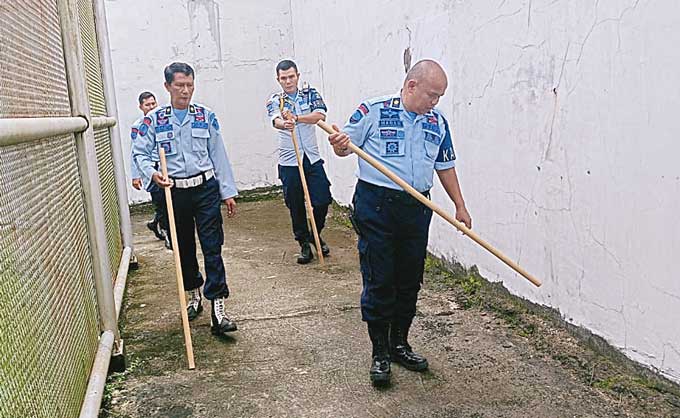 Petugas Lapas Bangkinang melakukan deteksi dini pada area brandgang di dalam Lapas, Kamis (9/3/2023).