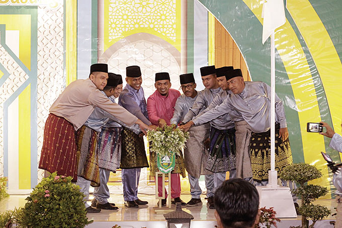 Plt Camat Pinggir Zama Rico Dakanahay menekan tombol sirene pembukaan MTQ ke-14, Desa Muara BasungÂ  di Gedung Hj Nuriyah binti Sontel, Jumat (22/7/2022) malam.