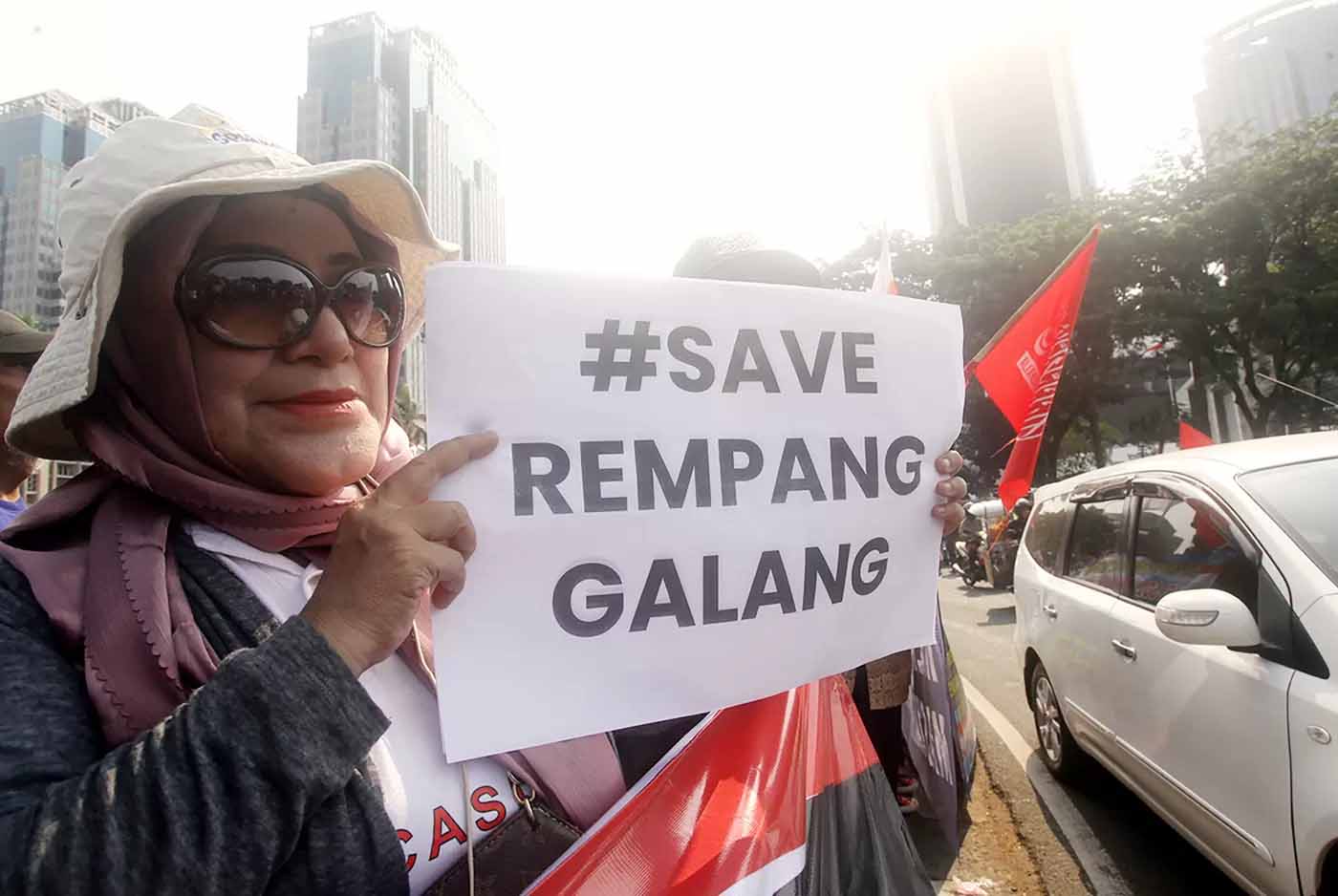 Ratusan massa mengikuti Aksi Bela Rempang di kawasan Patung Arjuna Wiwaha, Jalan Medan Merdeka Barat, Jakarta, Rabu (20/9/2023).