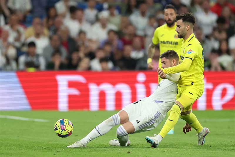 Federico Valverde dan Alex Baena berduel di Estadio Santiago Bernabeu sebelum insiden pemukulan.