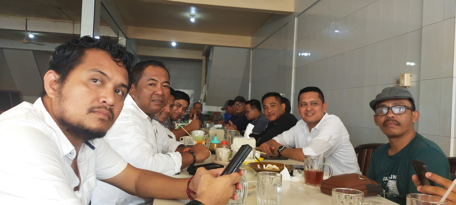 Dalam rangka menjalin silaturahmi dan kemitraan, Kasat Narkoba Polres Bengkalis, Iptu Hasan Basri menggelar Coffe Morning  bersama wartawan di Kedai Kopi Jogja, Bengkalis Senin (6/11/2023).