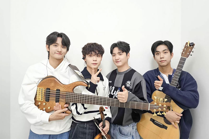 Grup band asal Korea Selatan LUCY.