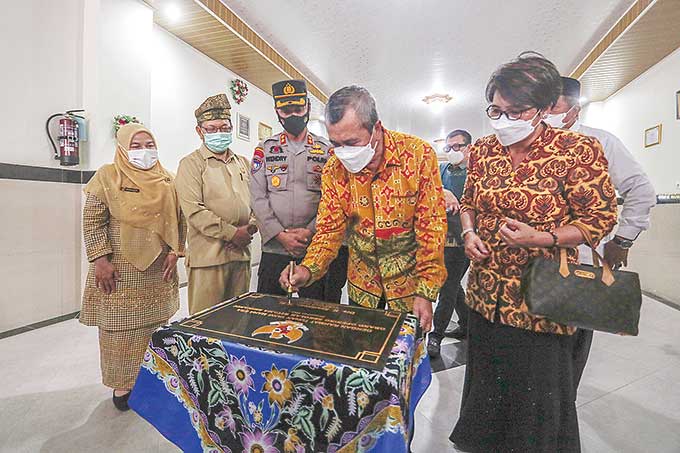 Gubernur Riau Drs H Syamsuar MSi (dua kanan) disaksikan Ketua Yayasan Witama Penerus Bangsa Erna Willianti SH (kanan) melakukan penandatanganan prasasti peresmian Witama School Srikandi, Pekanbaru, Jumat (20/5/2022).